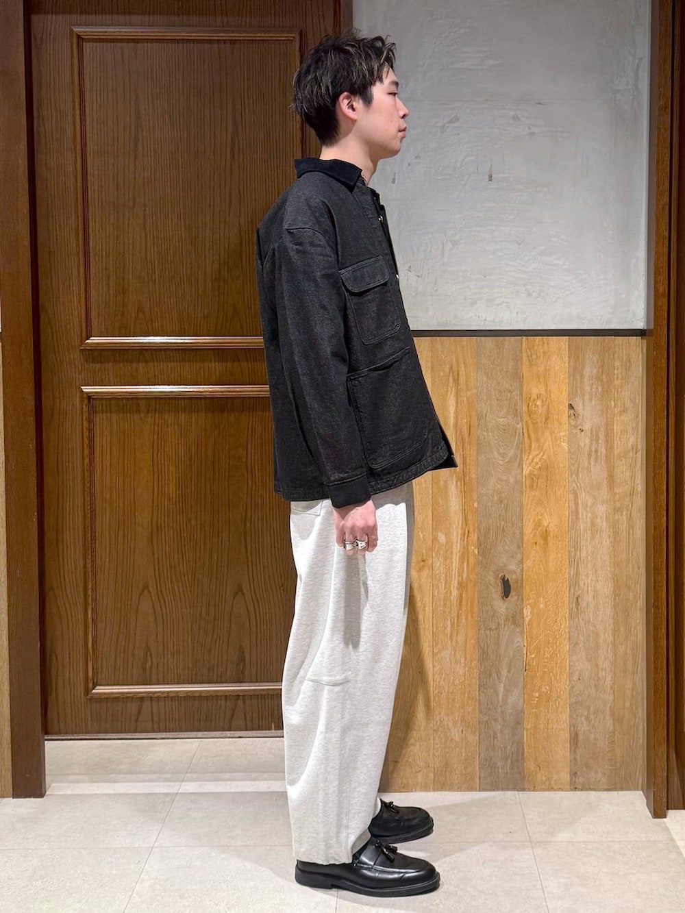 ブラック系のブルゾン、ブラック系のニット/セーター、グレー系のスウェットパンツを着用したメンズの冬コーディネートの6枚目の写真