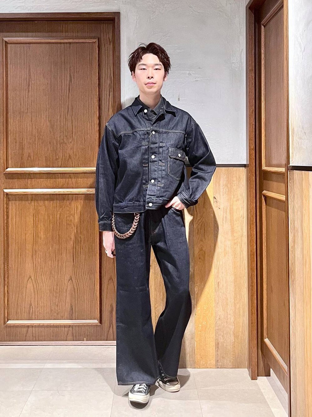ブルー系のデニムパンツ、ブルー系のデニムジャケット、ブラック系のシャツ/ブラウスを着用したメンズの秋コーディネートの2枚目の写真