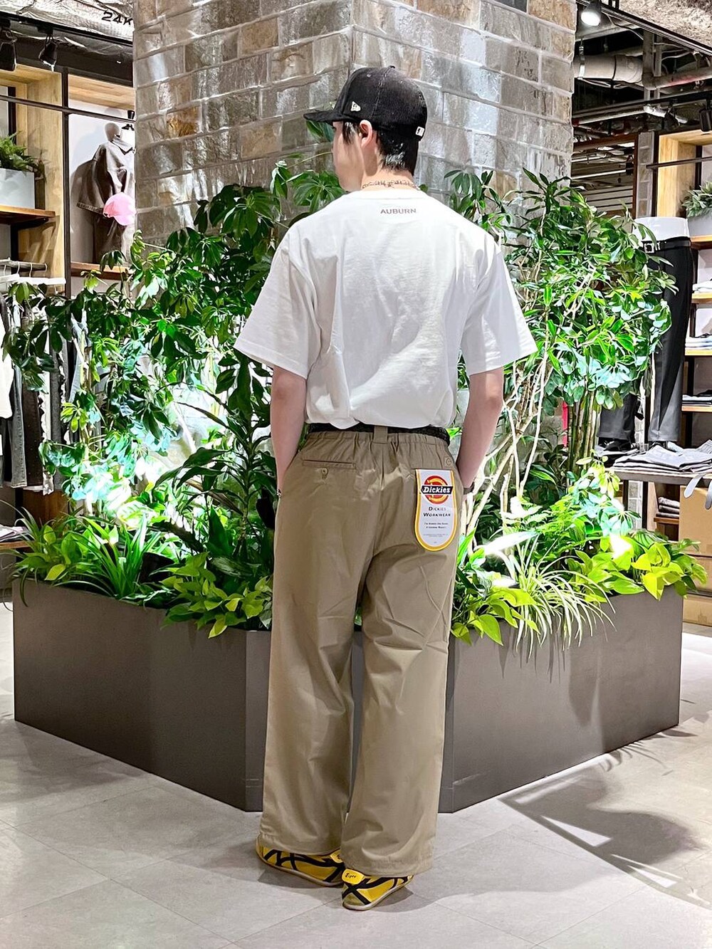 ベージュ系のチノパンツ、ホワイト系のTシャツ/カットソーを着用したメンズの春コーディネートの4枚目の写真