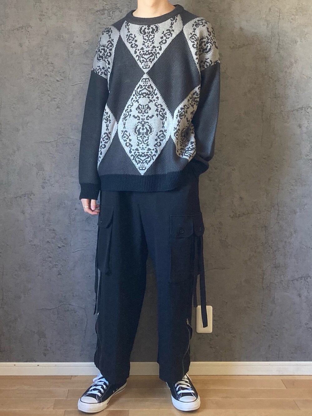 グレー系のニット/セーター、ブラック系のカーゴパンツ、その他のおもちゃを着用したメンズの冬コーディネートの3枚目の写真