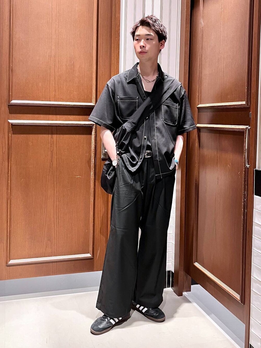 ブラック系のスラックス、ブラック系のショルダーバッグ、ブラック系のシャツ/ブラウスを着用したメンズの夏コーディネートの2枚目の写真