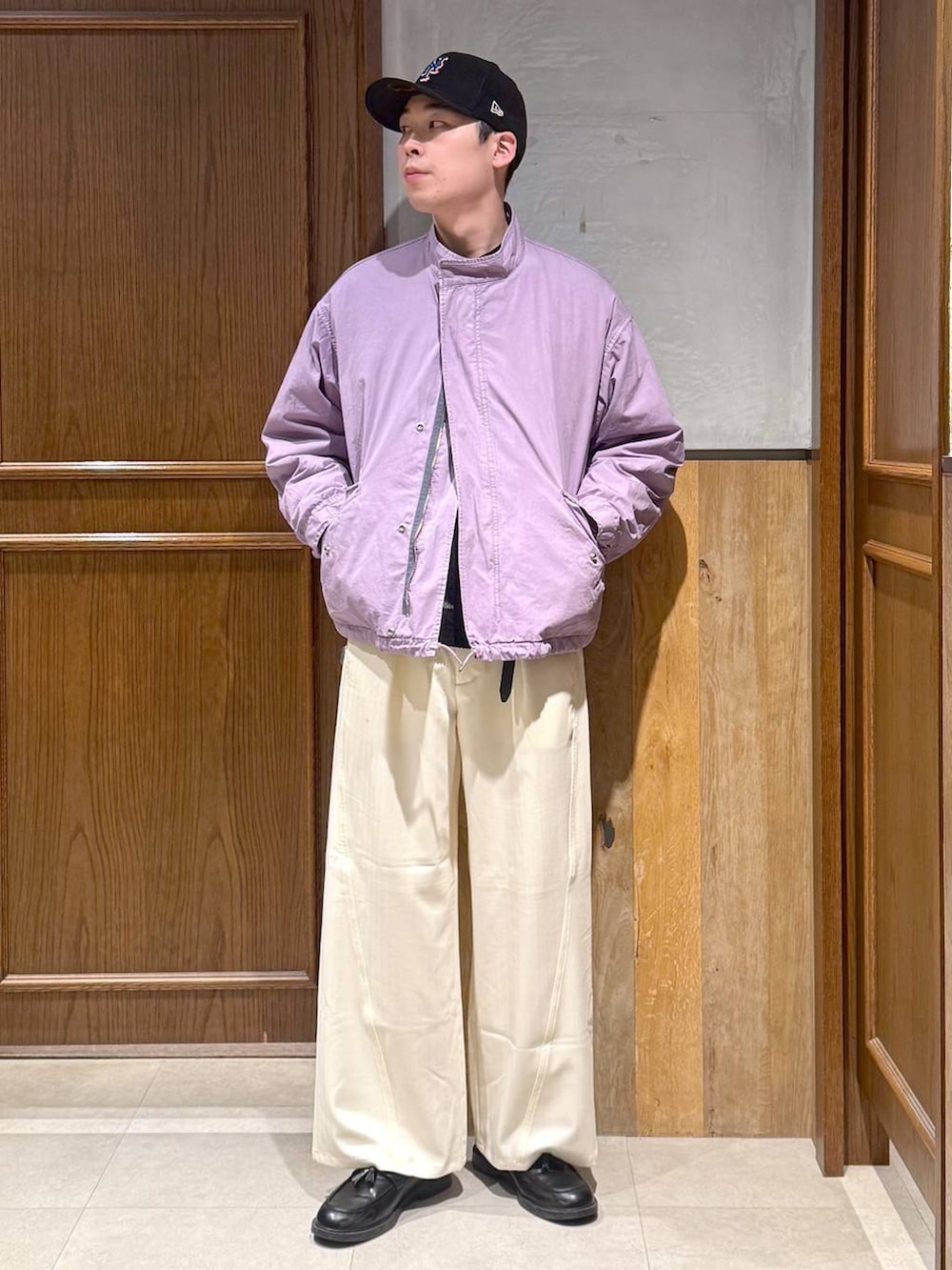 ホワイト系のスラックス、ブラック系のニット/セーターを着用したメンズの冬コーディネートの4枚目の写真