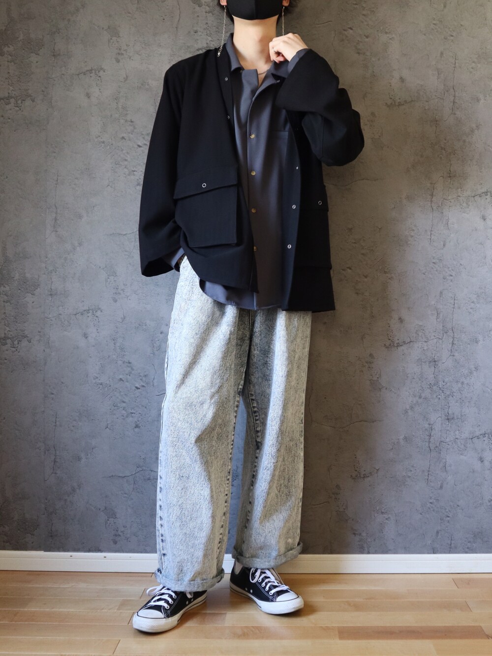 ブルー系のデニムパンツ、ブラック系のカーディガン/ボレロ、ブルー系のシャツ/ブラウスを着用したメンズの春コーディネートの2枚目の写真