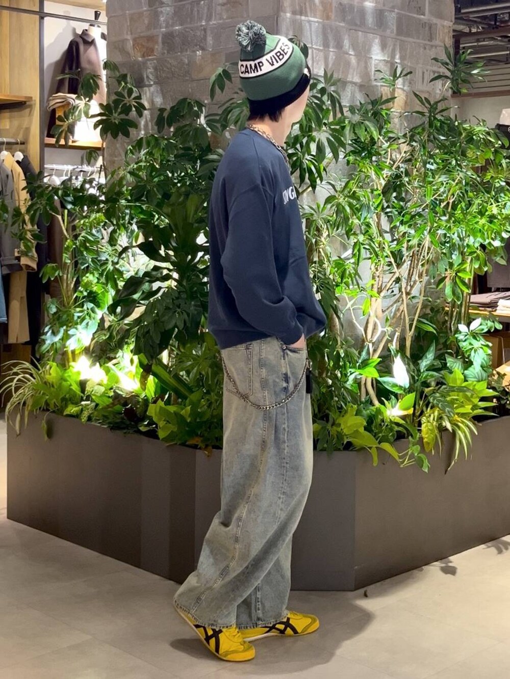 ブルー系のデニムパンツ、ブルー系のスウェット、ブラック系のニットキャップ/ビーニーを着用したメンズの秋コーディネートの5枚目の写真