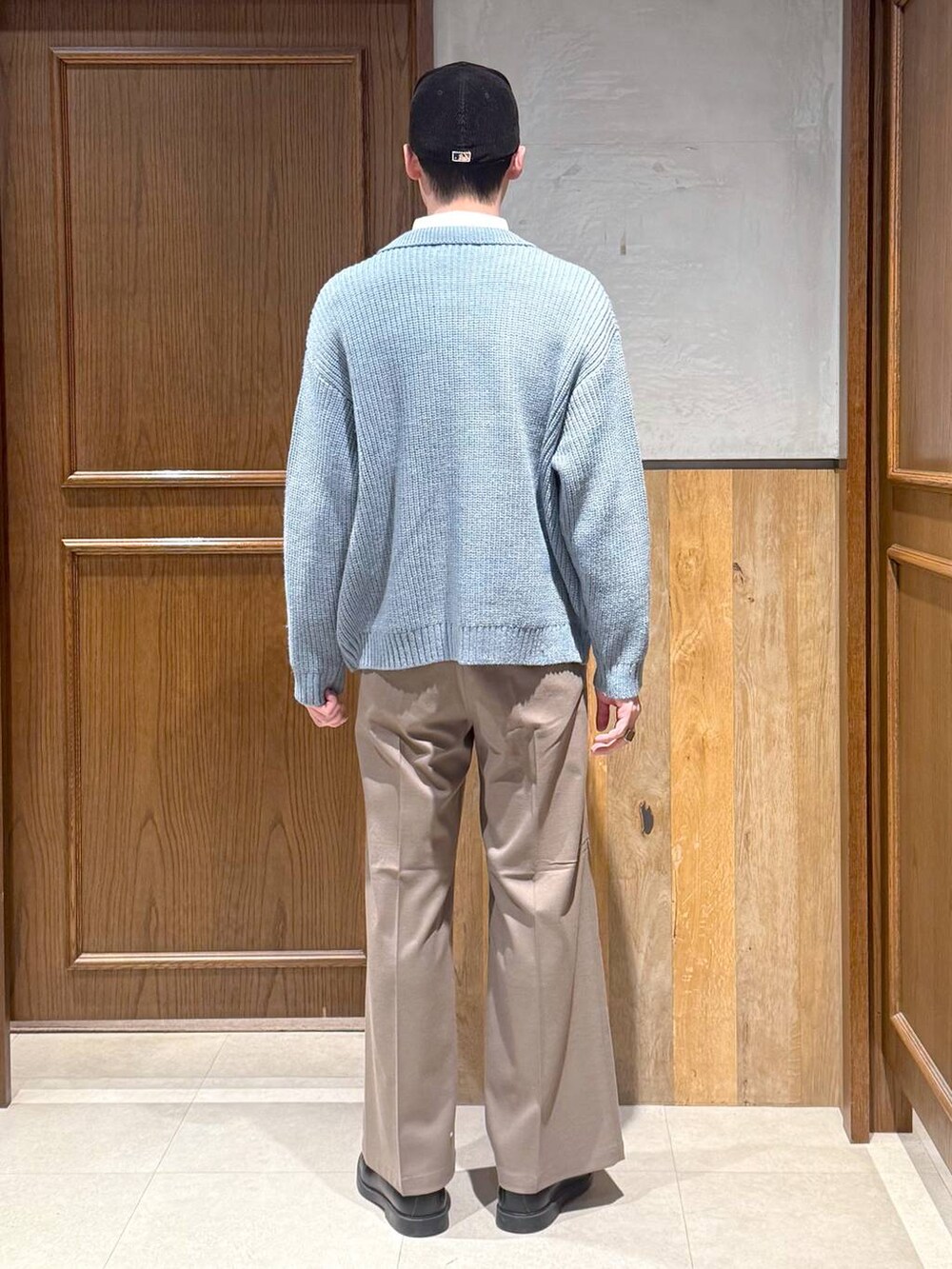 ベージュ系のスラックス、ホワイト系のシャツ/ブラウス、ブルー系のニット/セーターを着用したメンズの冬コーディネートの5枚目の写真