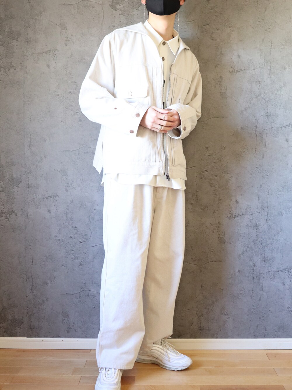 ホワイト系のブルゾン、ホワイト系のシャツ/ブラウス、ホワイト系のスラックスを着用したメンズの冬コーディネートの2枚目の写真