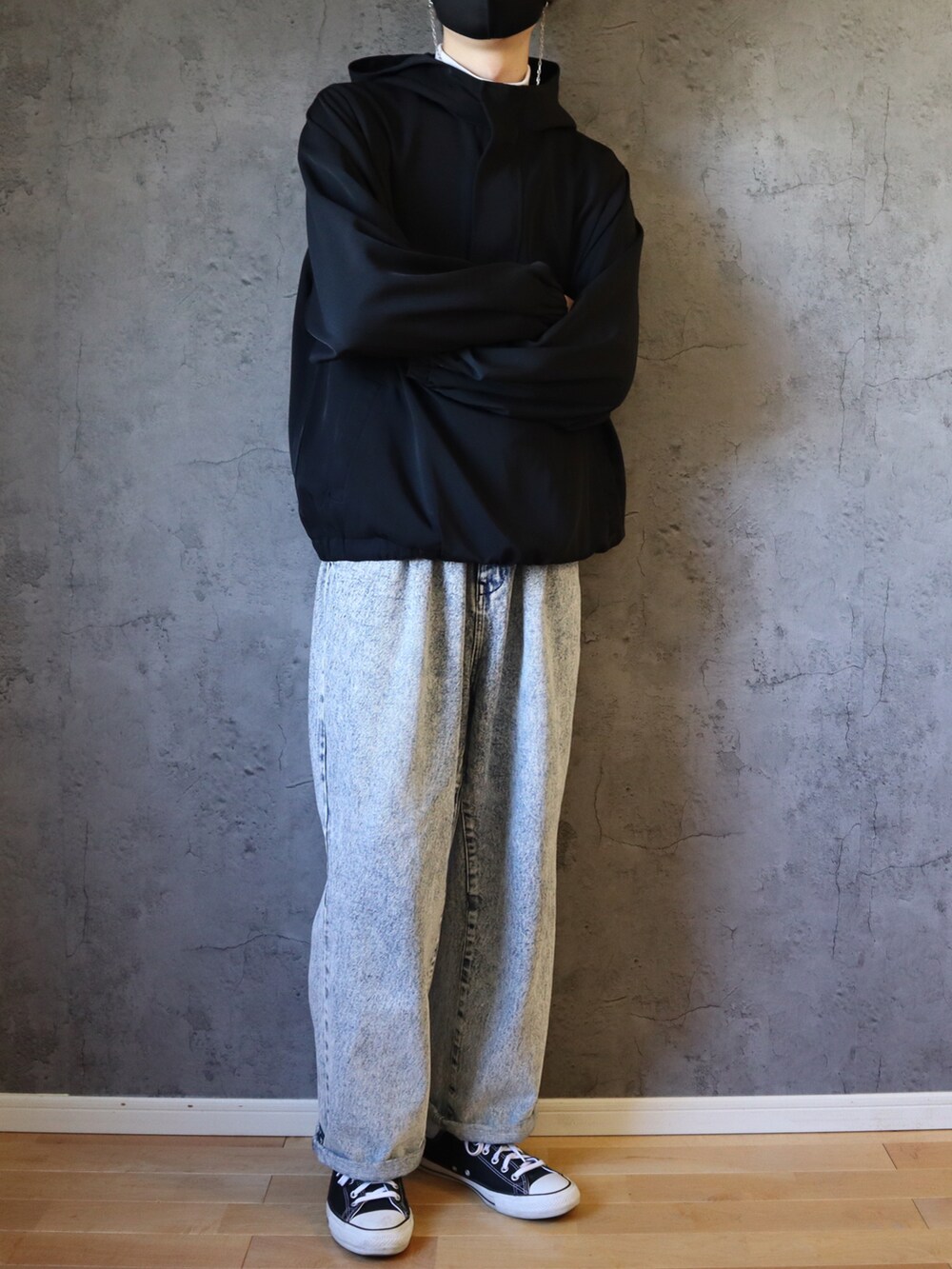 ブラック系のその他トップス、ブルー系のデニムパンツ、ホワイト系のTシャツ/カットソーを着用したメンズの冬コーディネートの3枚目の写真