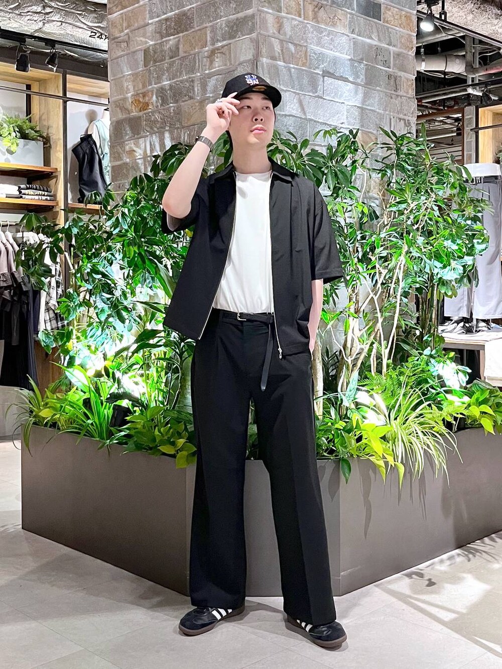 ホワイト系のTシャツ/カットソー、ブラック系のシャツ/ブラウス、ブラック系のスラックスを着用したメンズの春コーディネートの2枚目の写真