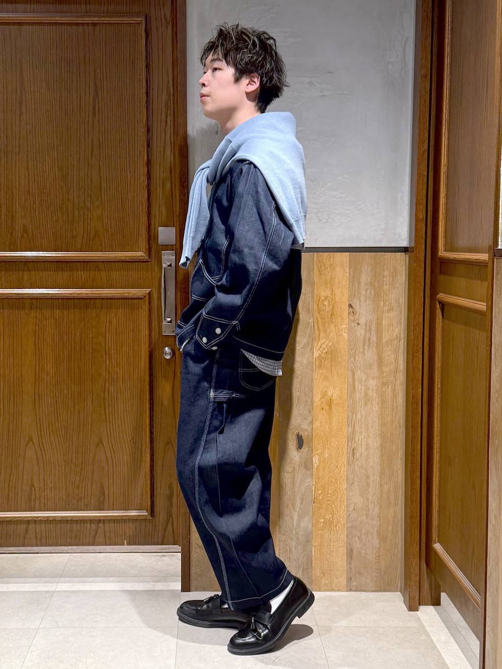 ブルー系のシャツ/ブラウス、ブルー系のデニムパンツ、ブルー系のデニムジャケットを着用したメンズの冬コーディネートの3枚目の写真