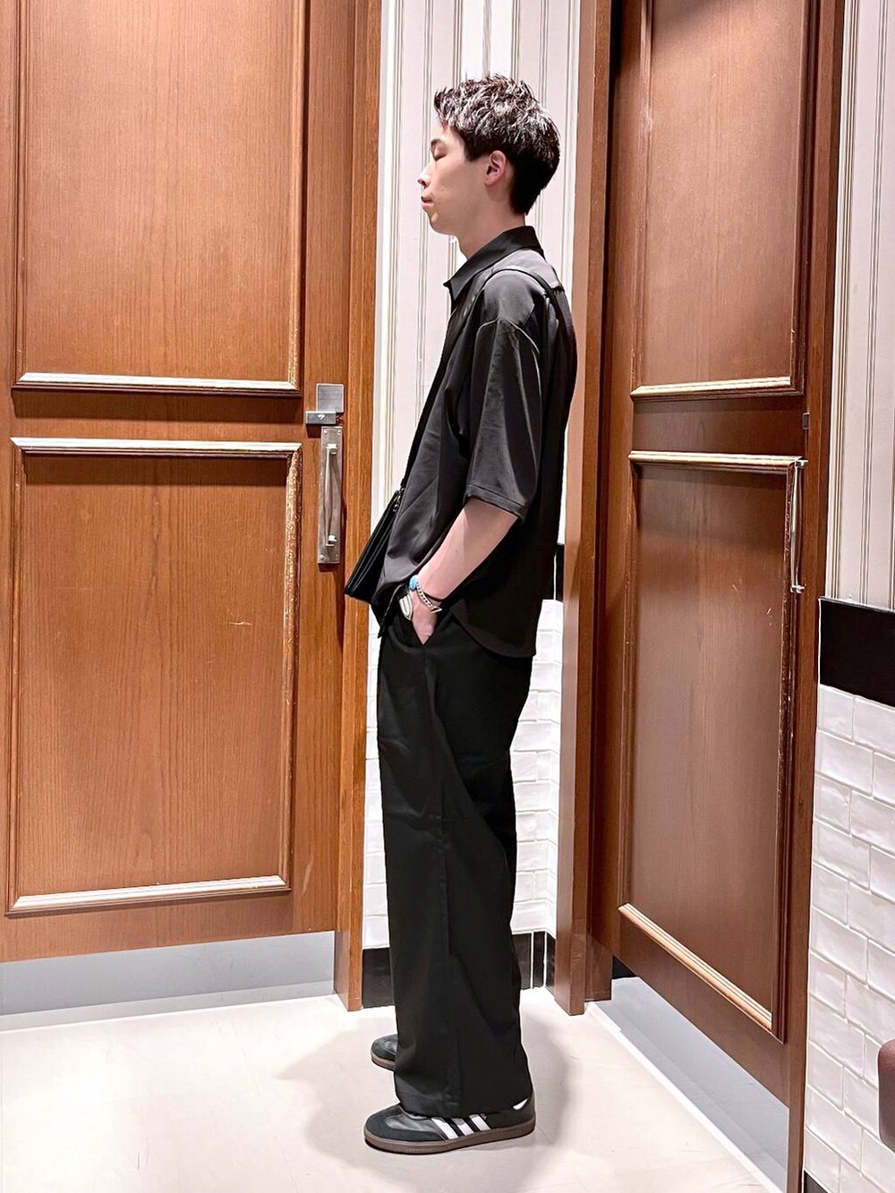 ブラック系のスラックス、ブラック系のショルダーバッグ、ブラック系のシャツ/ブラウスを着用したメンズの夏コーディネートの6枚目の写真