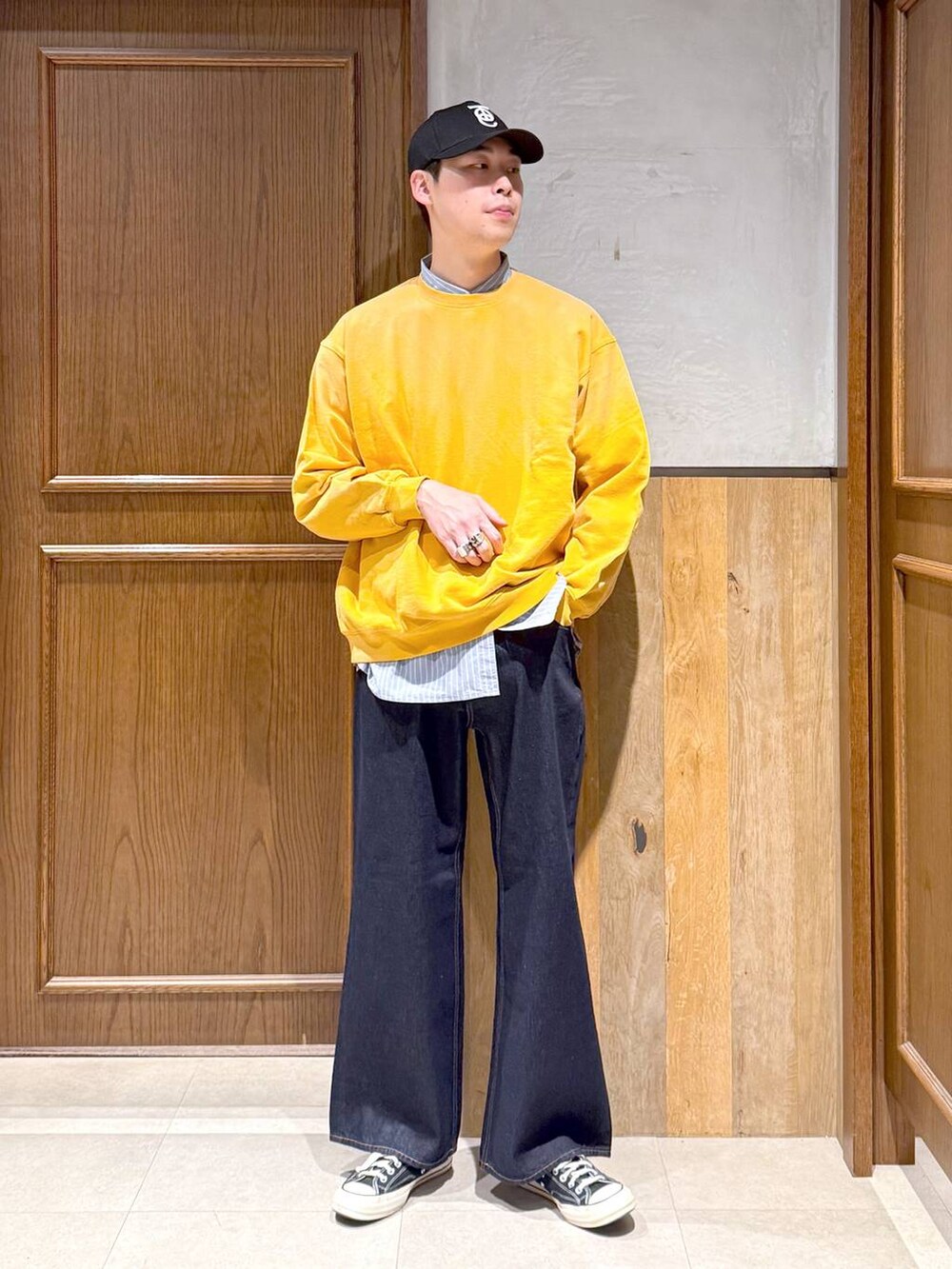 ブルー系のデニムパンツ、ブルー系のシャツ/ブラウス、イエロー系のスウェットを着用したメンズの秋コーディネートの2枚目の写真