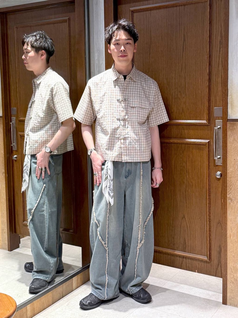 ブルー系のデニムパンツ、ベージュ系のシャツ/ブラウスを着用したメンズの夏コーディネートの7枚目の写真