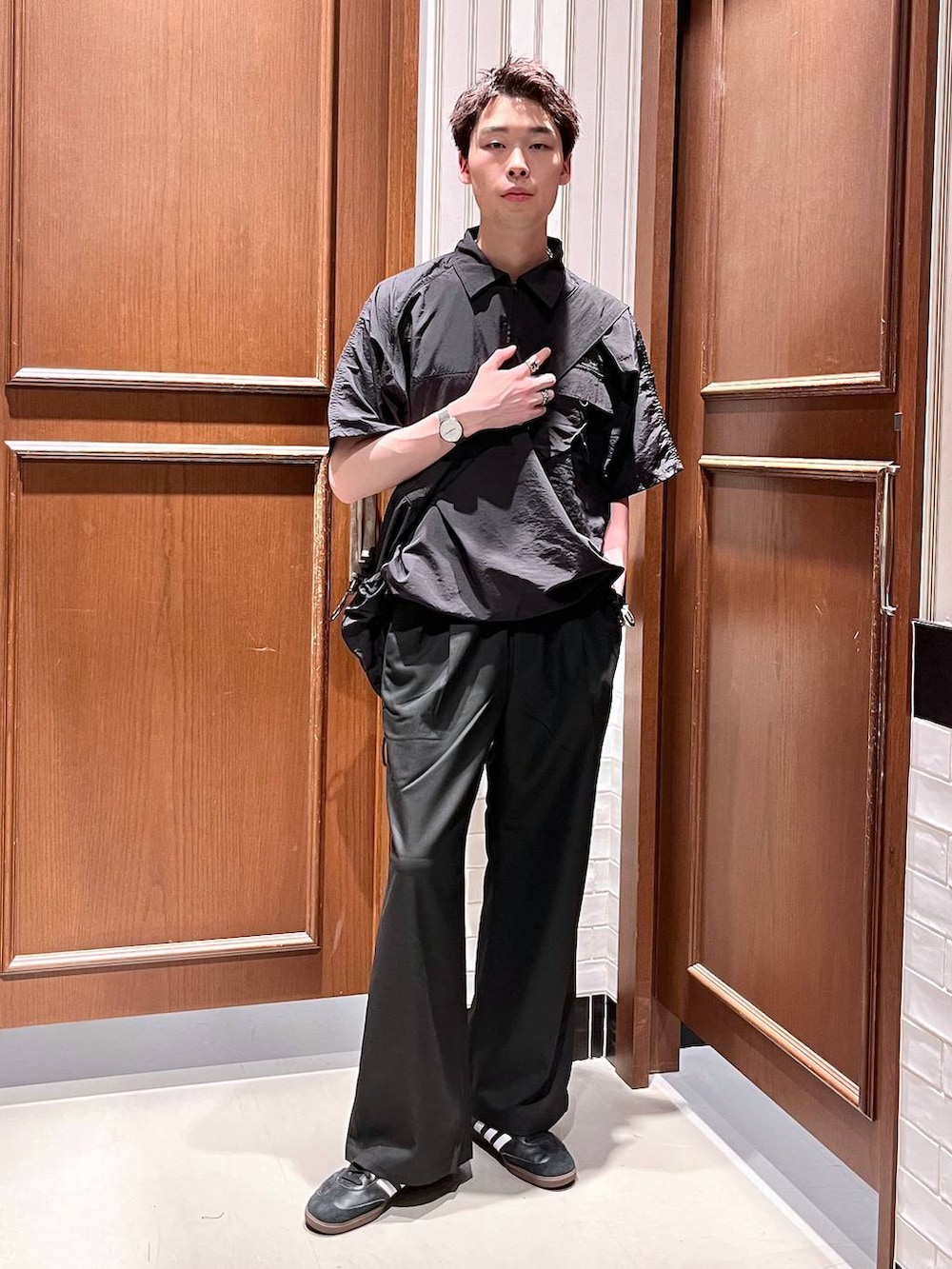 ブラック系のスラックス、ブラック系のショルダーバッグ、ブラック系のシャツ/ブラウスを着用したメンズの夏コーディネートの6枚目の写真