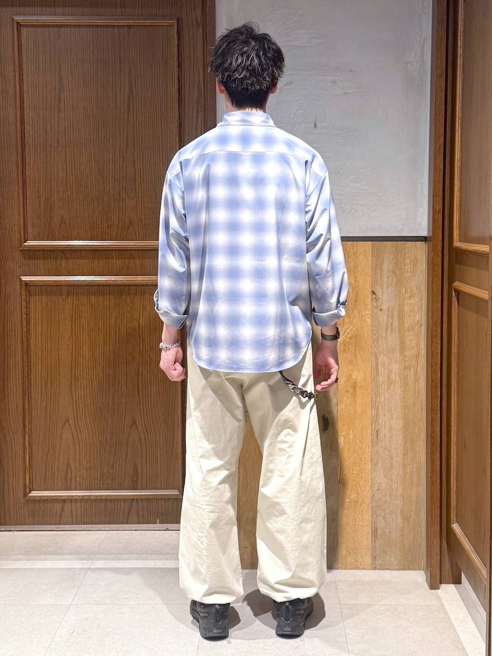 ブルー系のシャツ/ブラウス、ホワイト系のスラックスを着用したメンズの春コーディネートの4枚目の写真