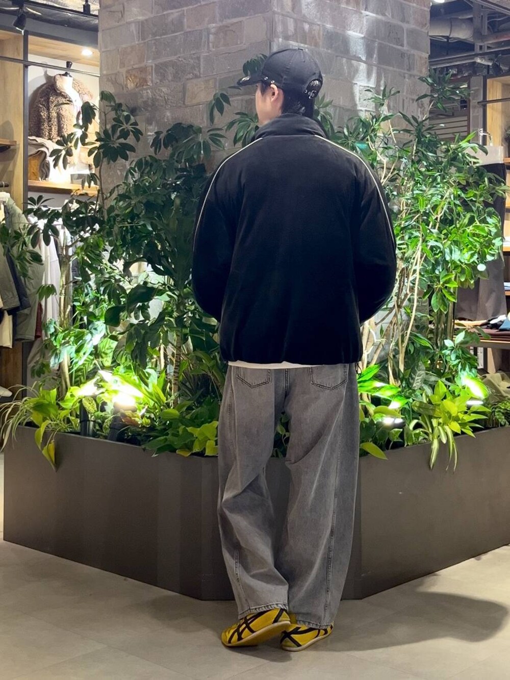 ブラック系のダウンジャケット/コート、グレー系のデニムパンツ、ホワイト系のスウェットを着用したメンズの冬コーディネートの3枚目の写真