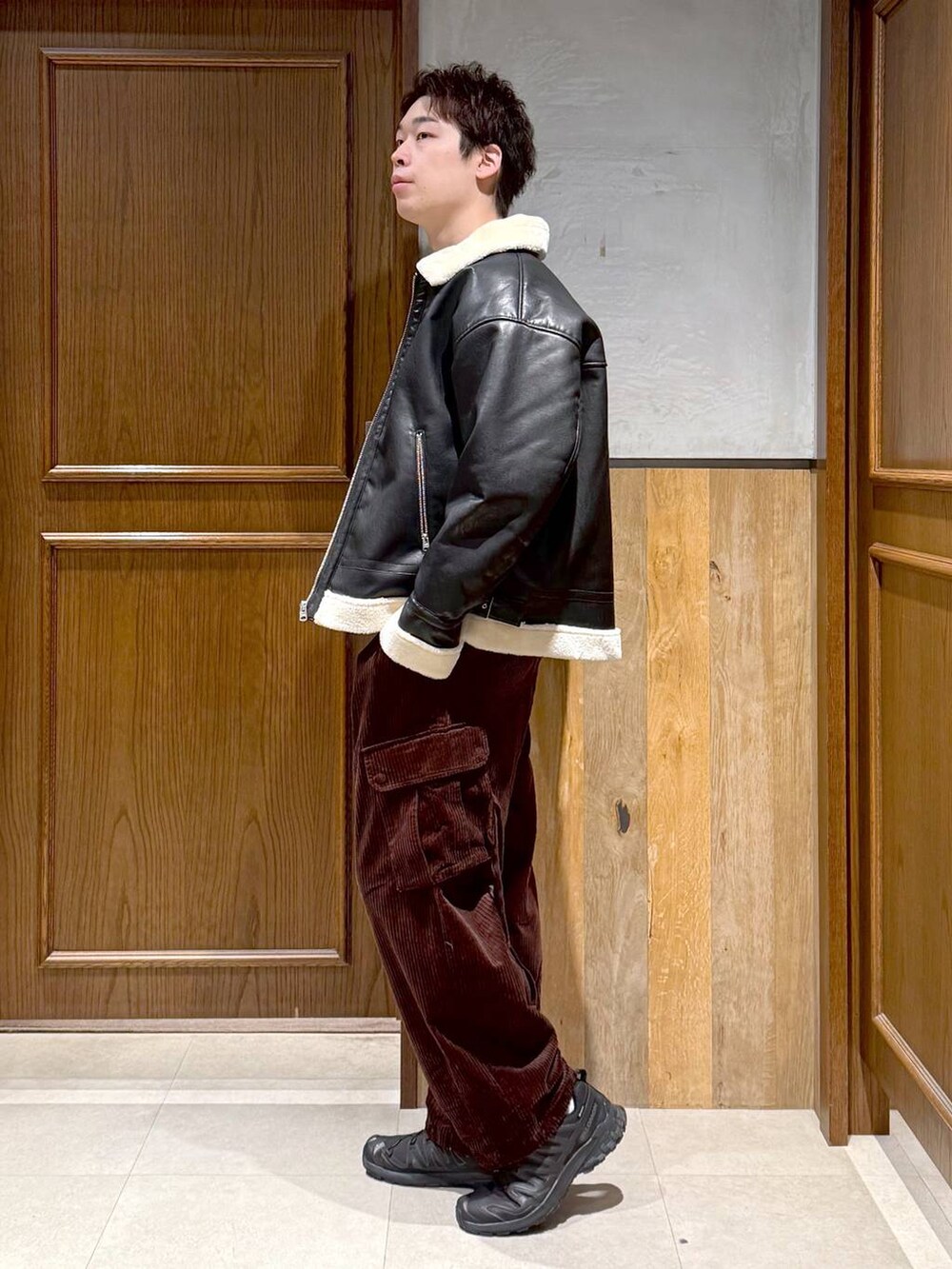 ブラウン系のカーゴパンツ、ブラック系のブルゾン、グレー系のスウェットを着用したメンズの秋コーディネートの5枚目の写真