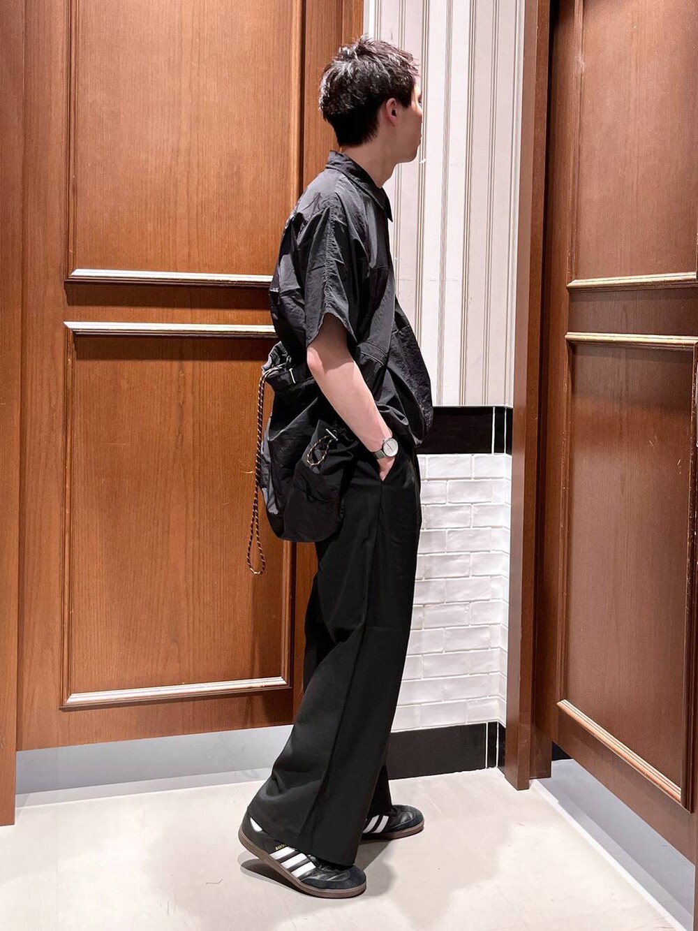 ブラック系のスラックス、ブラック系のショルダーバッグ、ブラック系のシャツ/ブラウスを着用したメンズの夏コーディネートの5枚目の写真