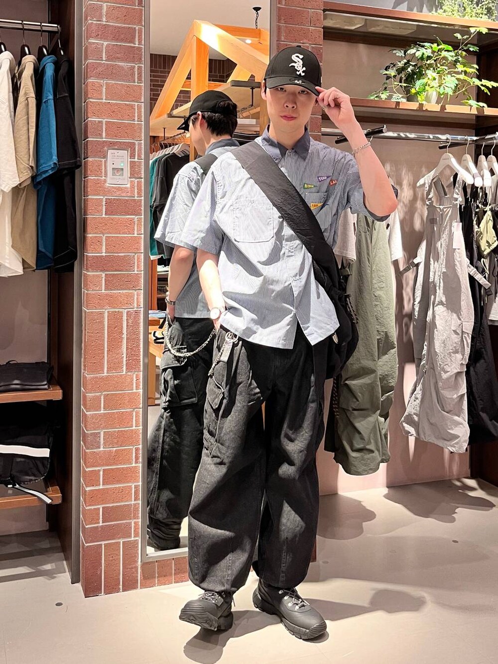 グレー系のデニムパンツ、ブラック系のショルダーバッグ、ブルー系のシャツ/ブラウスを着用したメンズの夏コーディネートの2枚目の写真