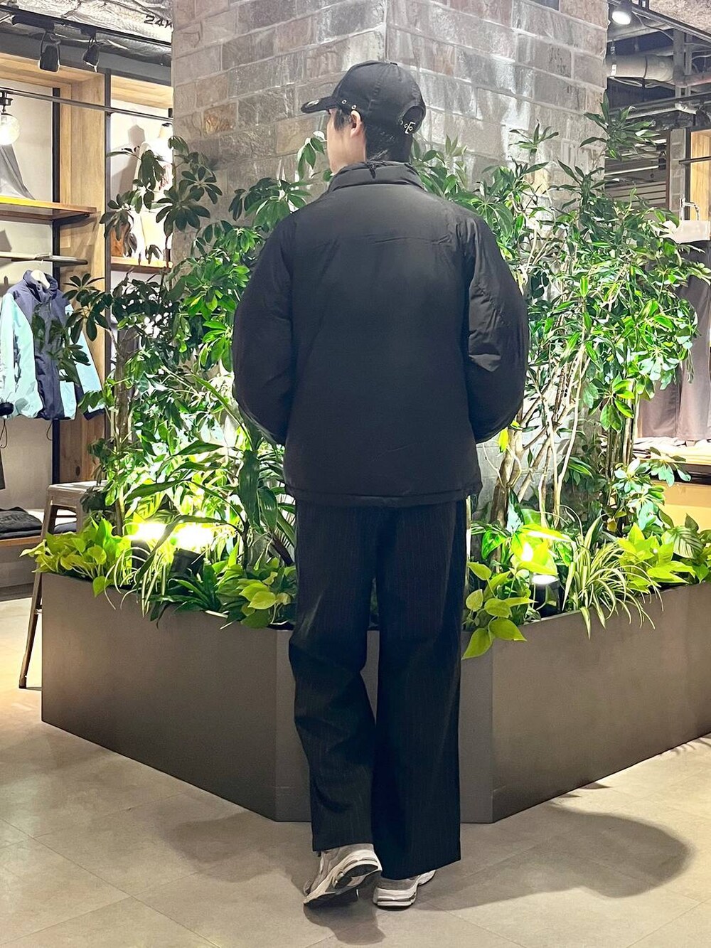 ブラック系のダウンジャケット/コート、ブラック系のスラックス、その他のスウェットを着用したメンズの冬コーディネートの4枚目の写真