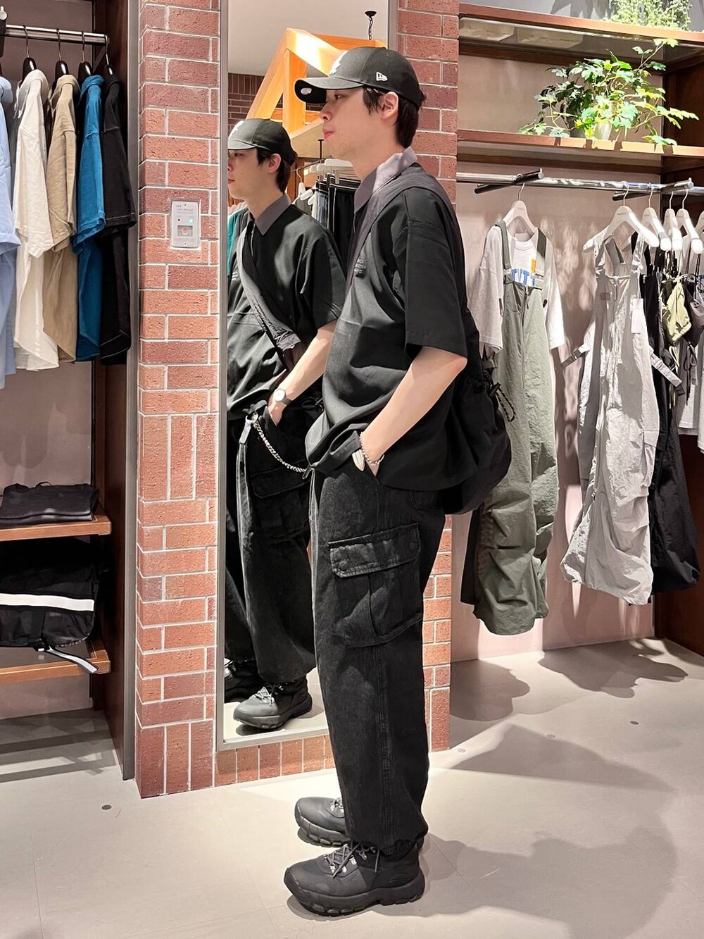 グレー系のデニムパンツ、ブラック系のショルダーバッグ、ブラック系のシャツ/ブラウスを着用したメンズの夏コーディネートの5枚目の写真