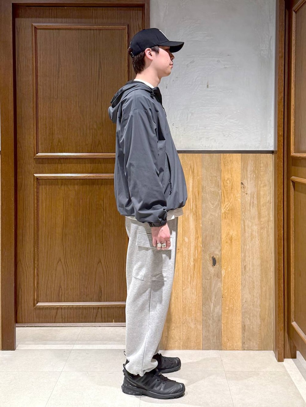 グレー系のナイロンジャケット、ホワイト系のTシャツ/カットソー、グレー系のスウェットパンツを着用したメンズの秋コーディネートの3枚目の写真