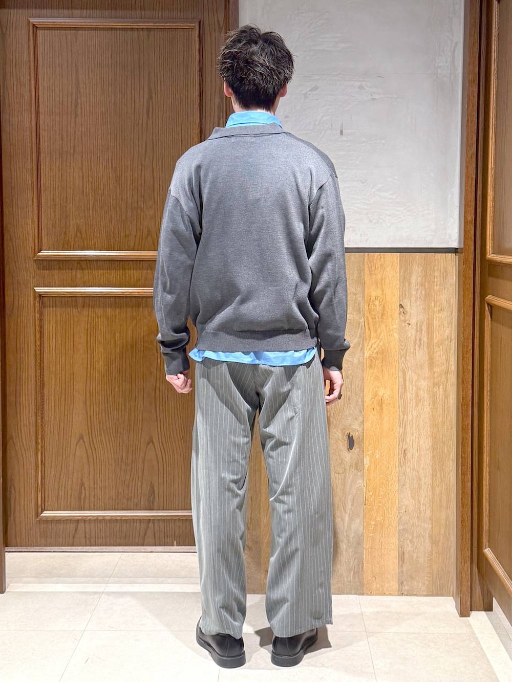 ブルー系のシャツ/ブラウス、グレー系のシャツ/ブラウスを着用したメンズの春コーディネートの4枚目の写真