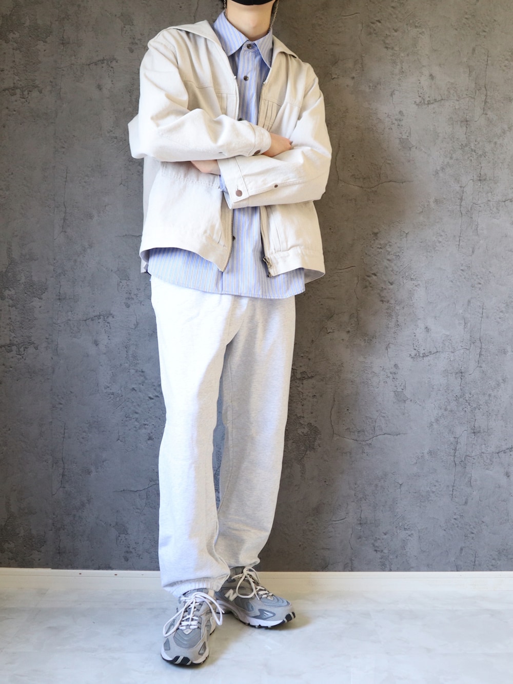 ブルー系のシャツ/ブラウス、ホワイト系のブルゾン、グレー系のスウェットパンツを着用したメンズの春コーディネートの2枚目の写真