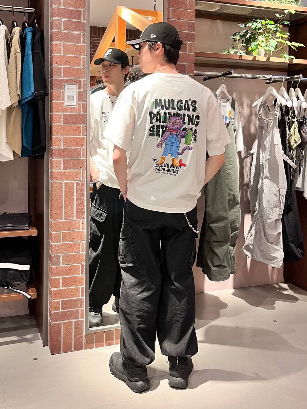 グレー系のデニムパンツ、ホワイト系のTシャツ/カットソー、パープル系のネックレスを着用したメンズの夏コーディネートの2枚目の写真