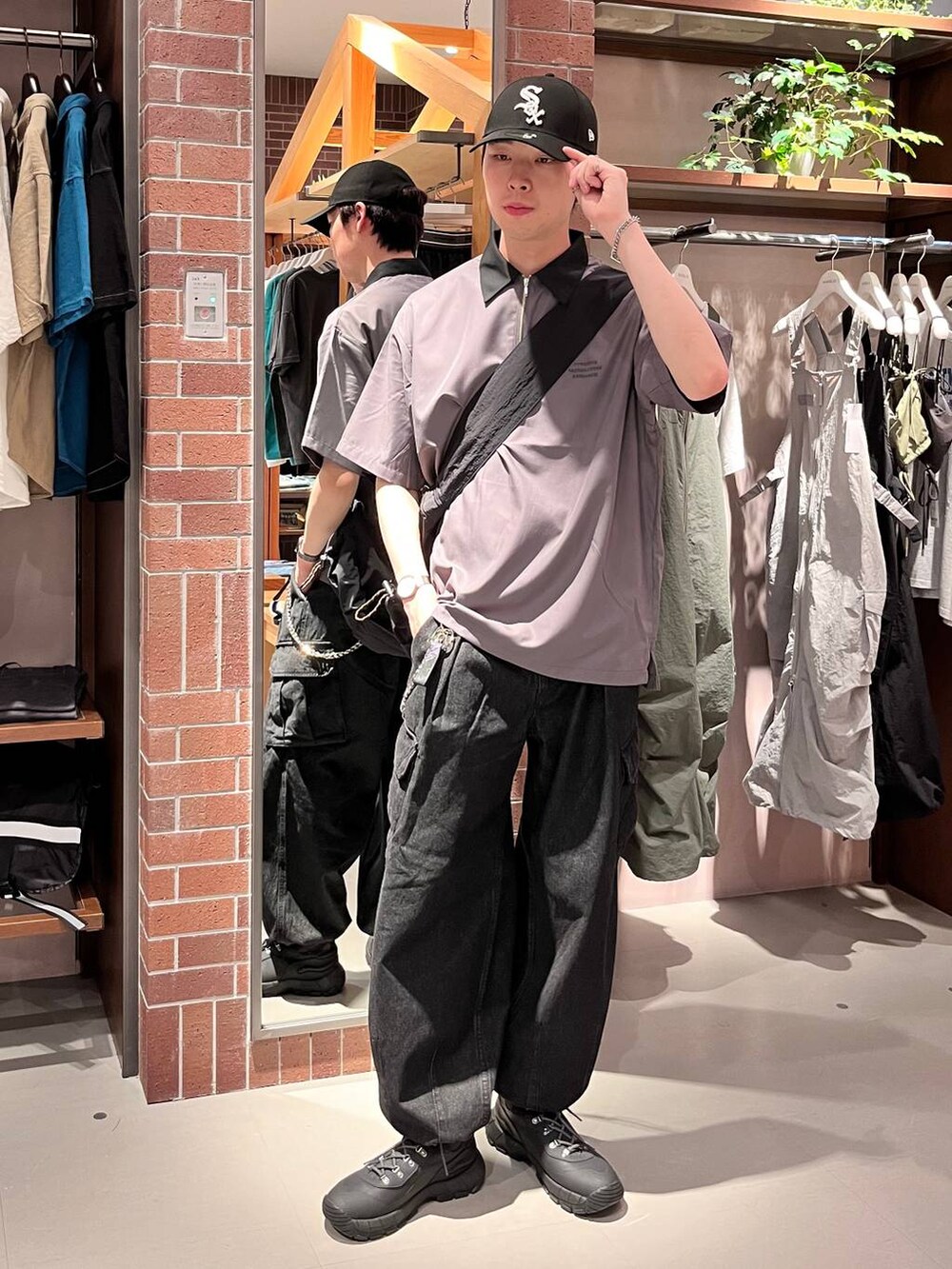 グレー系のデニムパンツ、ブラック系のショルダーバッグ、グレー系のシャツ/ブラウスを着用したメンズの夏コーディネートの6枚目の写真