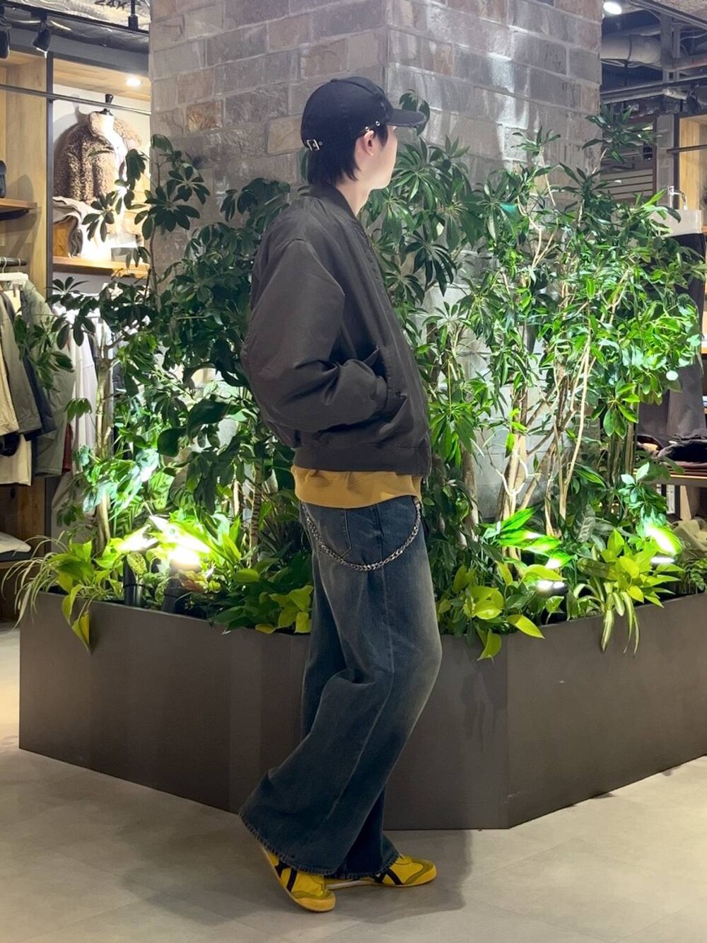 ブルー系のデニムパンツ、グリーン系のMA-1、イエロー系のスウェットを着用したメンズの秋コーディネートの5枚目の写真