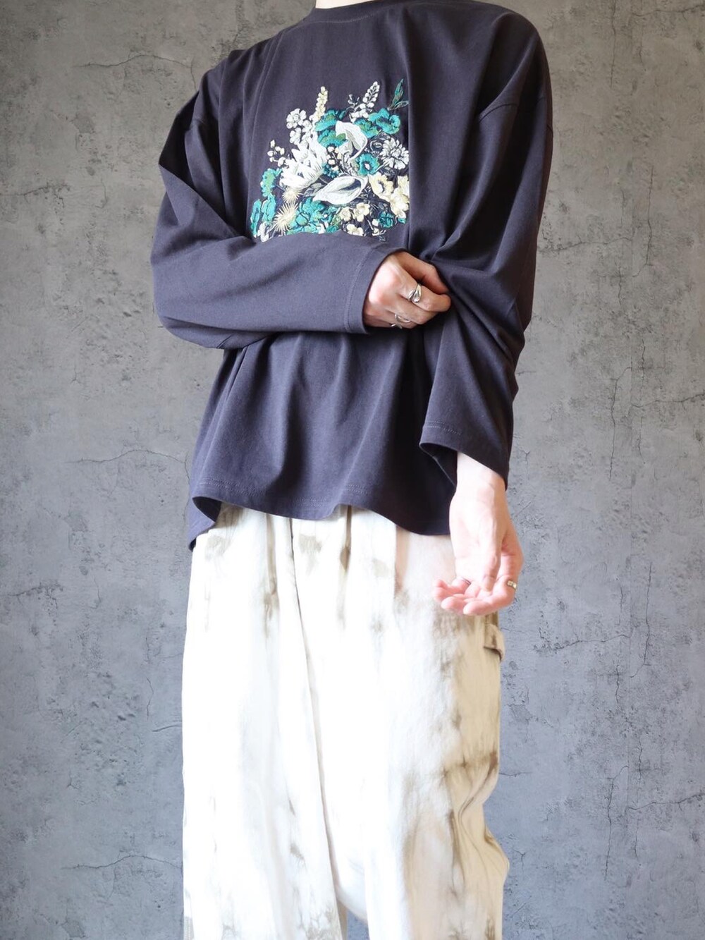 ベージュ系のその他パンツ、その他のTシャツ/カットソー、その他のおもちゃを着用したメンズの夏コーディネートの4枚目の写真