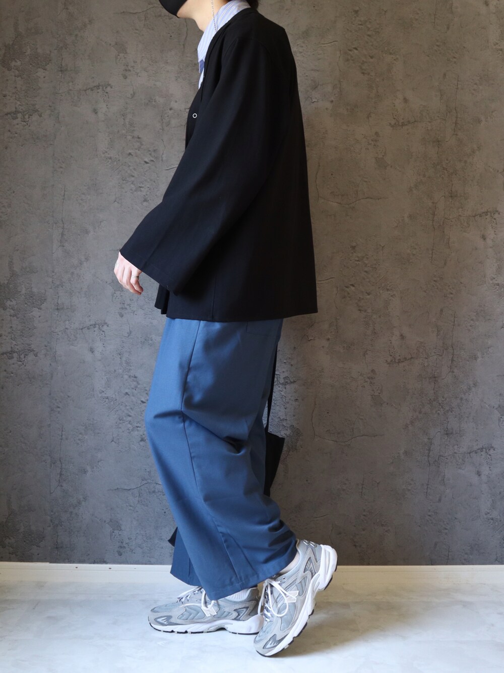 ブラック系のカーディガン/ボレロ、ブルー系のシャツ/ブラウス、グレー系のその他パンツを着用したメンズの春コーディネートの3枚目の写真