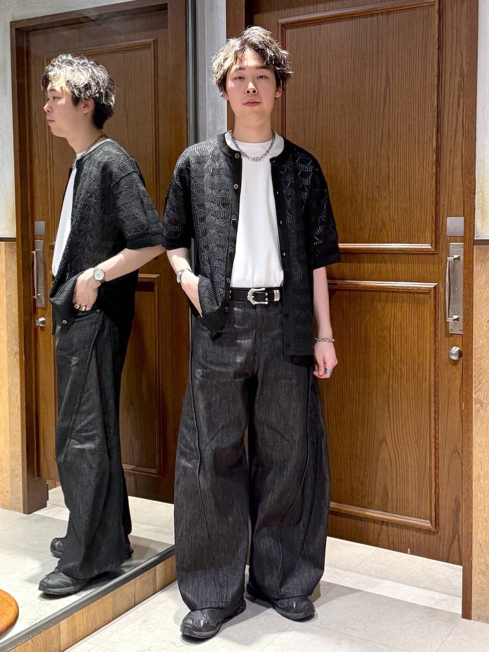ホワイト系のTシャツ/カットソー、ブラック系のデニムパンツ、ブラック系のカーディガン/ボレロを着用したメンズの春コーディネートの7枚目の写真