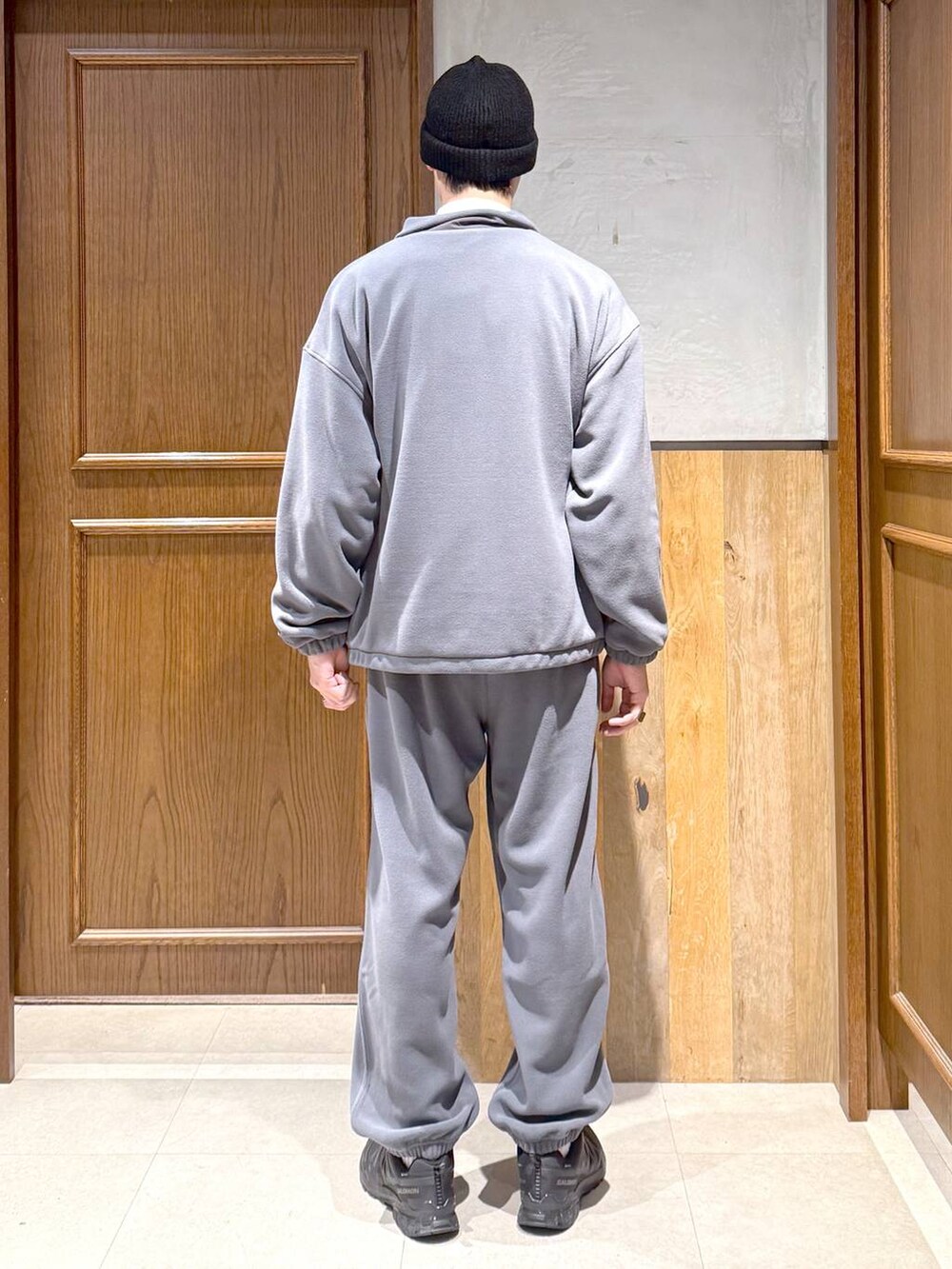 ブルー系のシャツ/ブラウス、グレー系のブルゾンを着用したメンズの秋コーディネートの4枚目の写真