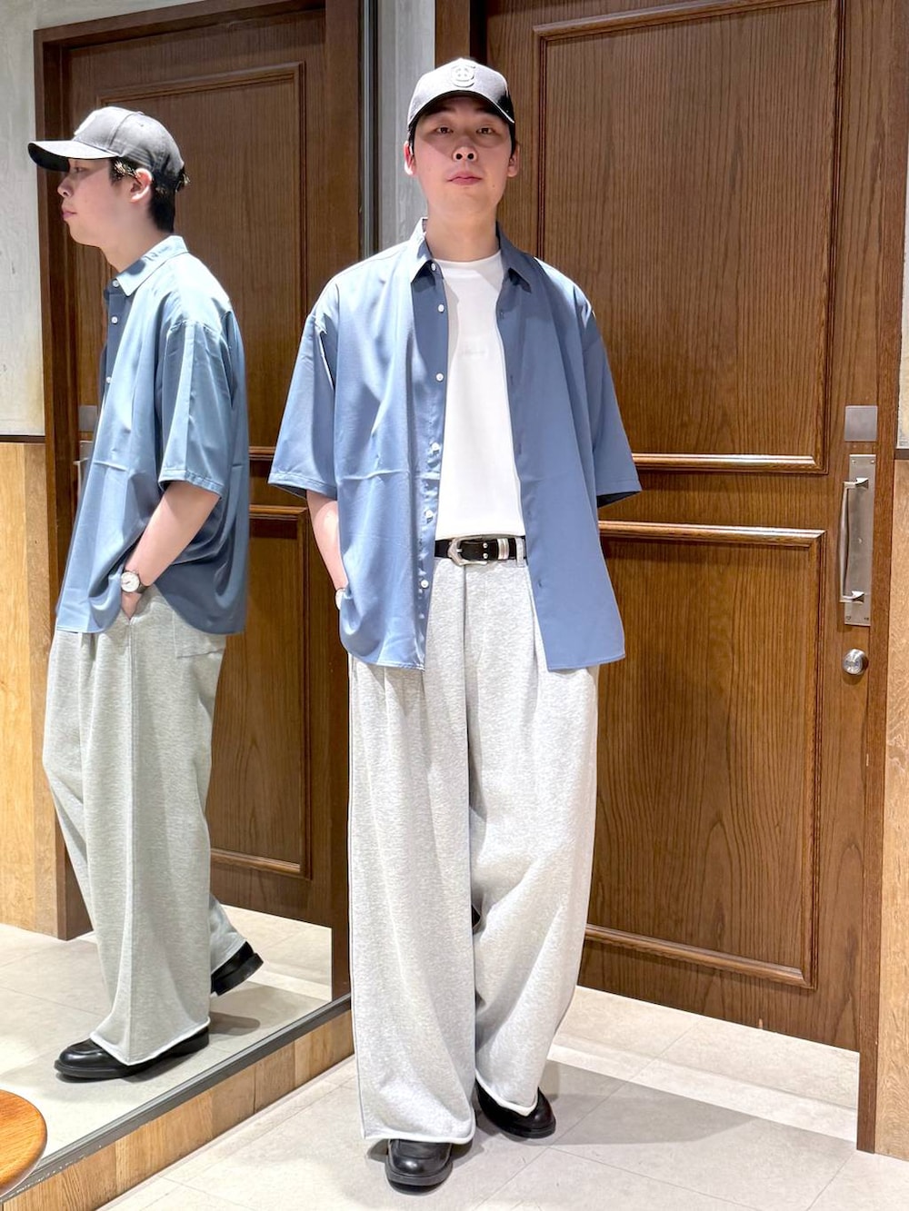 ブルー系のシャツ/ブラウス、グレー系のスウェットパンツ、ホワイト系のTシャツ/カットソーを着用したメンズの春コーディネートの3枚目の写真