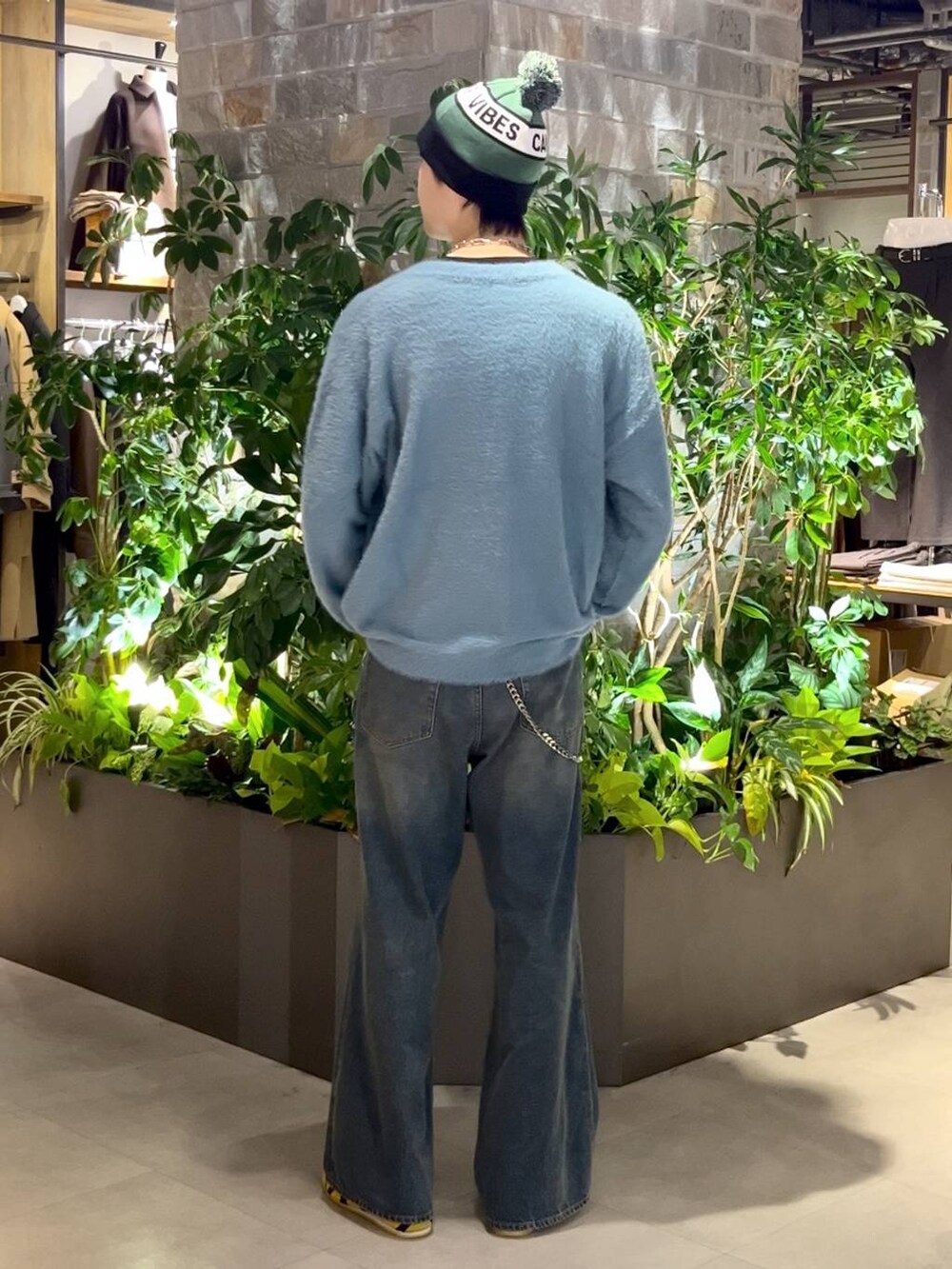 ブルー系のデニムパンツ、ブルー系のカーディガン/ボレロ、ブラック系のニットキャップ/ビーニーを着用したメンズの秋コーディネートの5枚目の写真