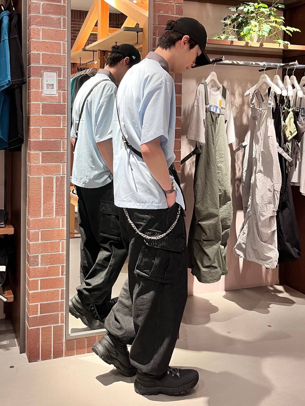 グレー系のデニムパンツ、ブルー系のシャツ/ブラウス、ブラック系のショルダーバッグを着用したメンズの夏コーディネートの5枚目の写真