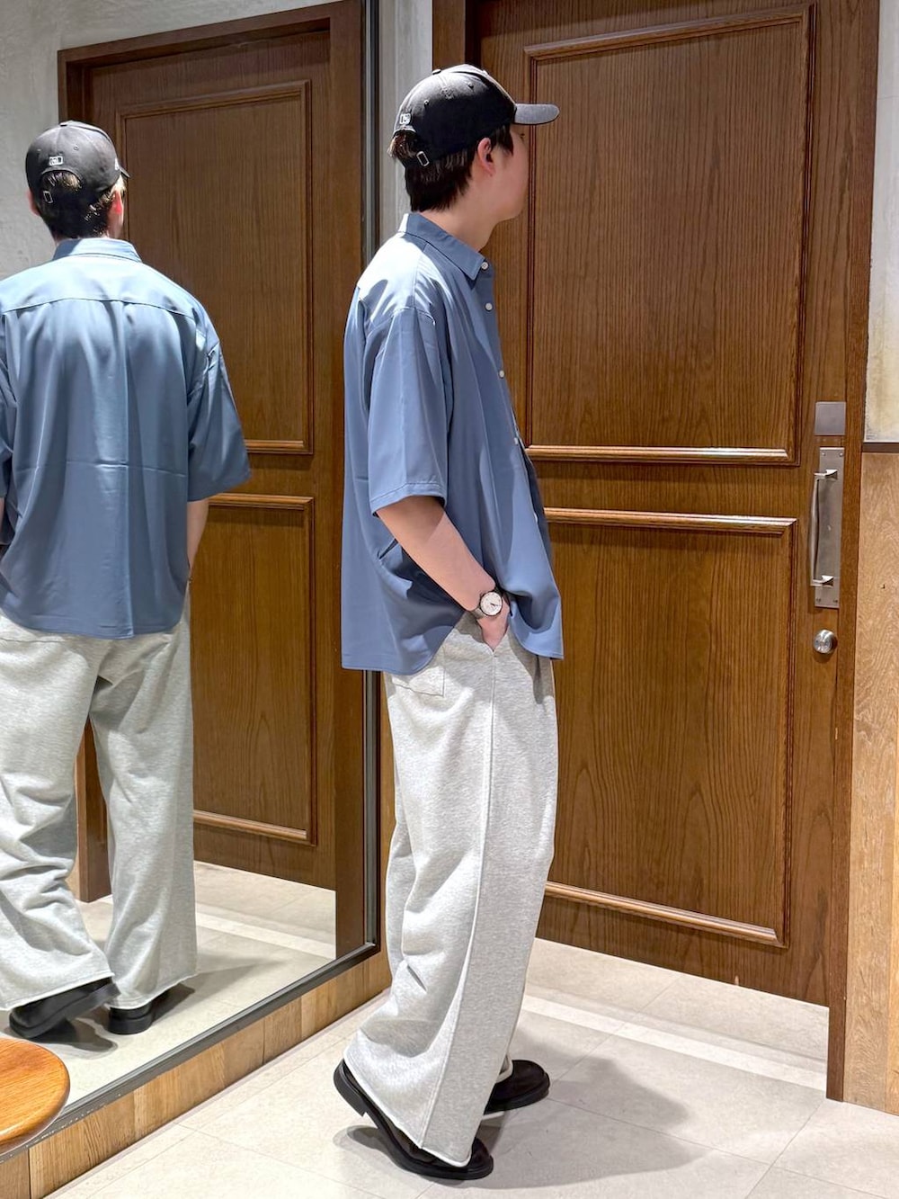 ブルー系のシャツ/ブラウス、グレー系のスウェットパンツ、ホワイト系のTシャツ/カットソーを着用したメンズの春コーディネートの6枚目の写真