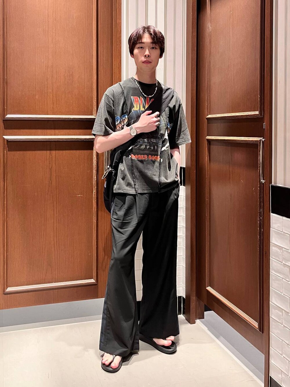 ブラック系のサンダル、ブラック系のショルダーバッグ、ブラック系のスラックスを着用したメンズの夏コーディネートの6枚目の写真