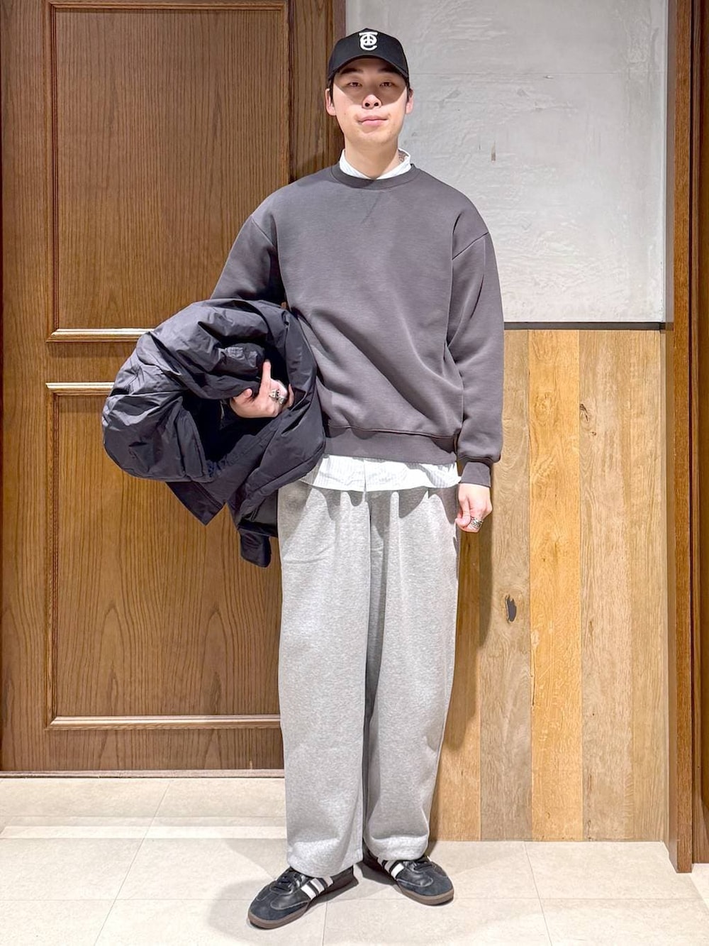 ブルー系のダウンジャケット/コート、ブルー系のシャツ/ブラウス、グレー系のスウェットを着用したメンズの冬コーディネートの2枚目の写真