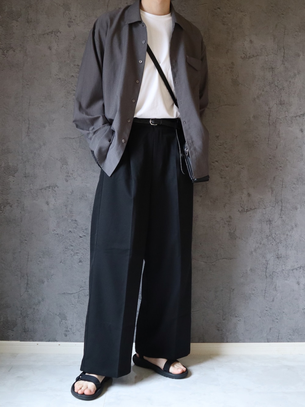 グレー系のシャツ/ブラウス、ホワイト系のTシャツ/カットソー、ブラック系のスラックスを着用したメンズの夏コーディネートの2枚目の写真