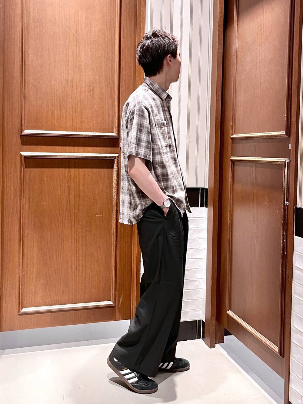 ブラック系のスラックス、グレー系のシャツ/ブラウスを着用したメンズの夏コーディネートの6枚目の写真