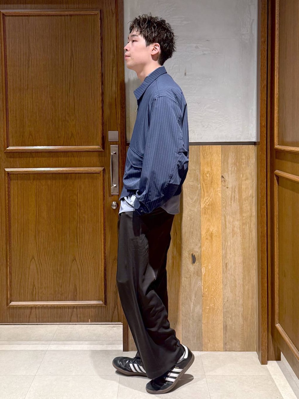 ブルー系のシャツ/ブラウス、ブラック系のスラックス、ブルー系のブルゾンを着用したメンズの春コーディネートの4枚目の写真