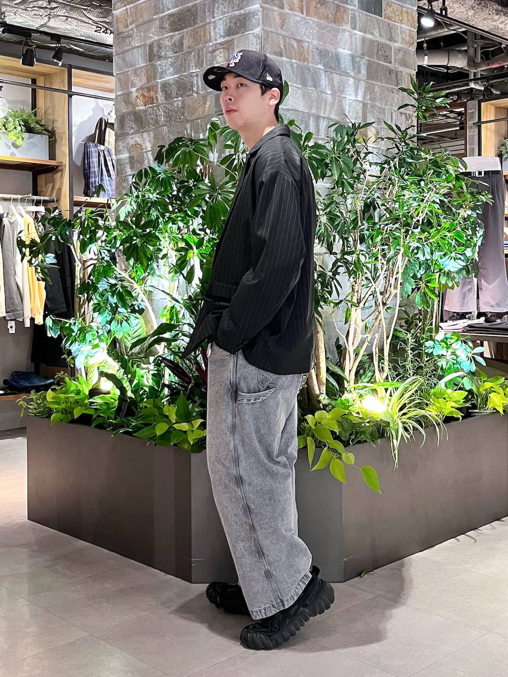 グレー系のデニムパンツ、ブラック系のテーラードジャケット、ブラック系のTシャツ/カットソーを着用したメンズの春コーディネートの2枚目の写真