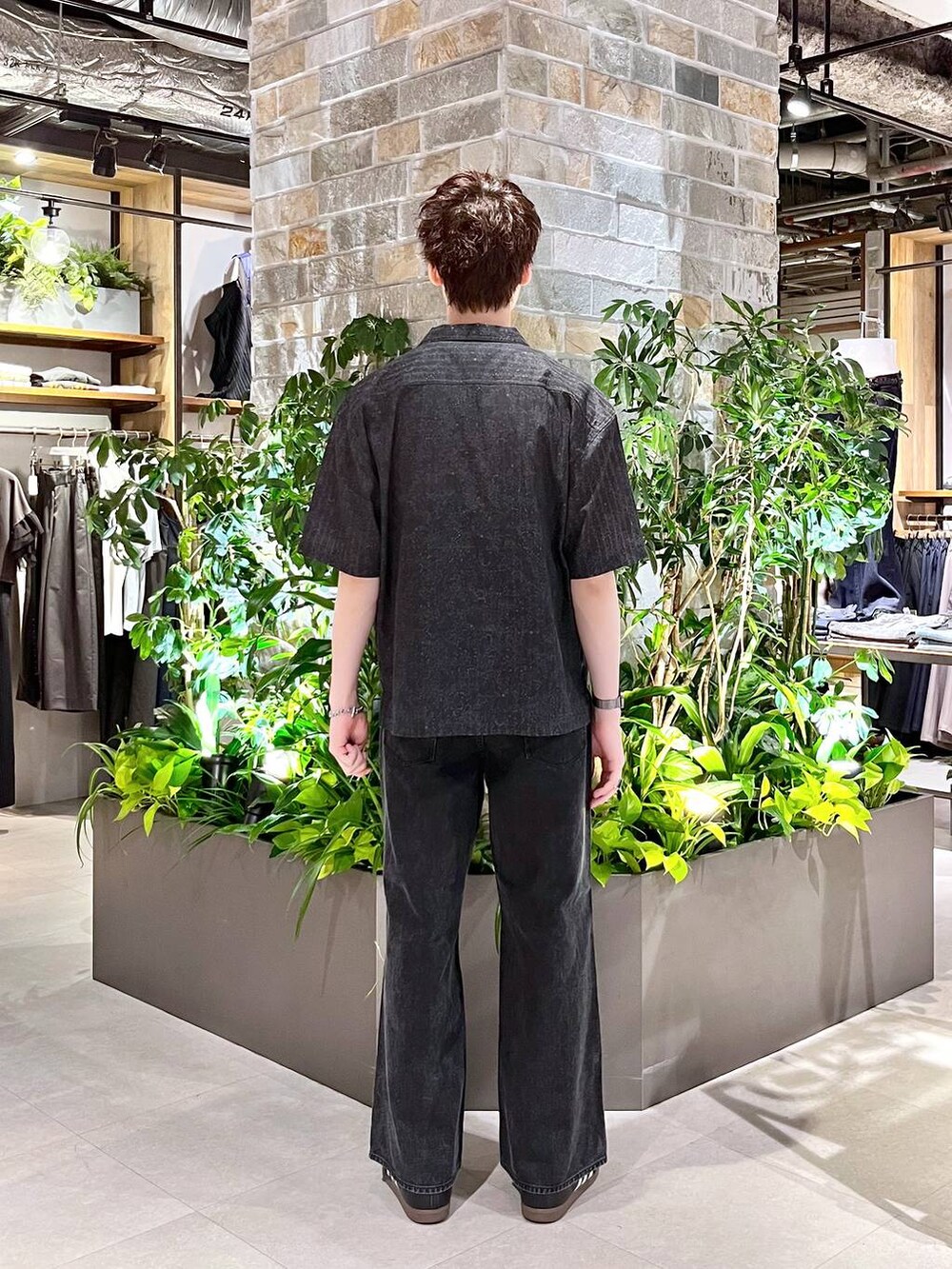 ブラック系のタンクトップ、ブラック系のデニムパンツ、ブラック系のシャツ/ブラウスを着用したメンズの夏コーディネートの5枚目の写真