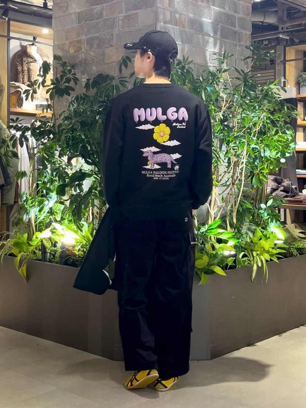 ブラック系のトートバッグ、ブラック系のカーゴパンツ、ブラック系のスウェットを着用したメンズの秋コーディネートの2枚目の写真