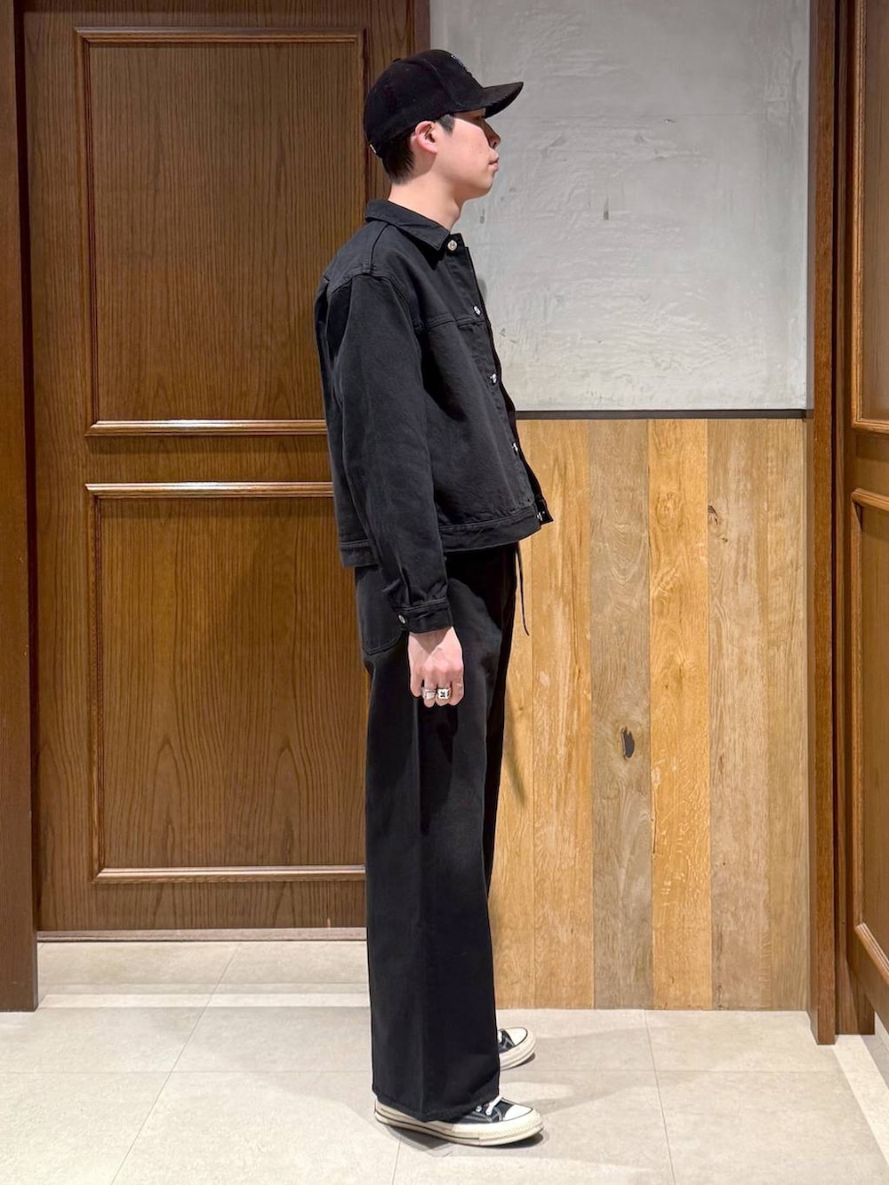 ブラック系のデニムパンツ、ブラック系のデニムジャケット、ピンク系のニット/セーターを着用したメンズの冬コーディネートの6枚目の写真