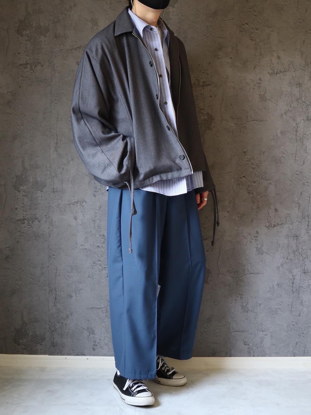 ブルー系のシャツ/ブラウス、グレー系のブルゾン、グレー系のその他パンツを着用したメンズの春コーディネートの2枚目の写真