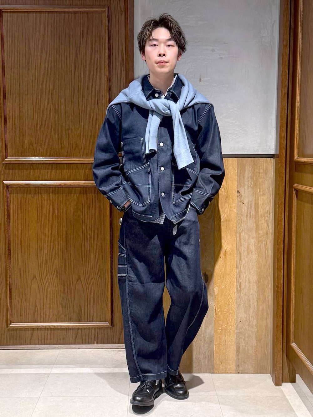 ブルー系のシャツ/ブラウス、ブルー系のデニムパンツ、ブルー系のデニムジャケットを着用したメンズの冬コーディネートの2枚目の写真