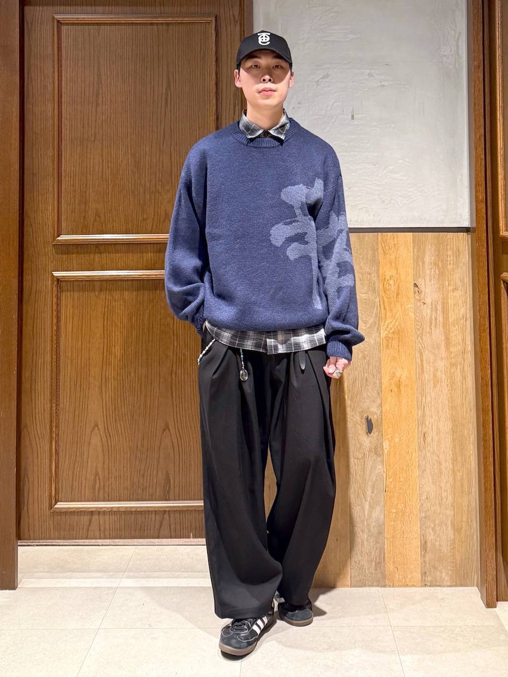 ブラック系のシャツ/ブラウス、ブラック系のスラックス、ブルー系のニット/セーターを着用したメンズの秋コーディネートの2枚目の写真